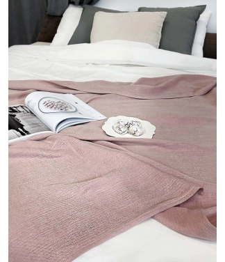 Rausvas pledas iš lino ant lovos