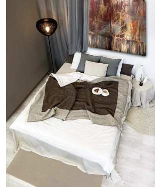 Rudas vilnonis pledas ant lovos