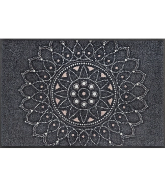 Pilki kilimeliai prie duru namams