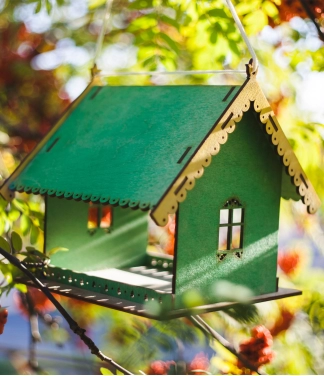Krāsaina putnu barotava namiņš ar jumtiņu