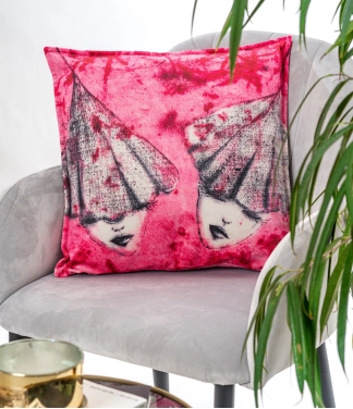 rozine pagalvėlė interjere