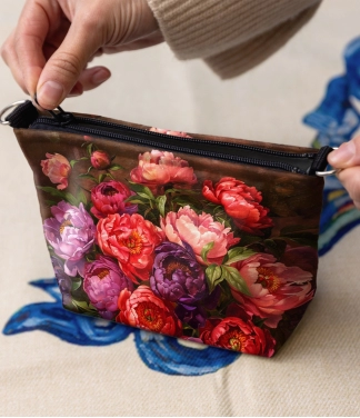 moteriška kosmetinė su bijūnais