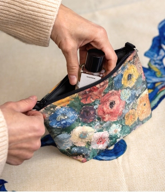 moteriška kosmetinė su gėlėmis