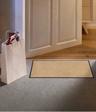 beige spalvos durų kilimėlis interjere
