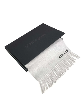 Gaiši pelēka šalle dāvanu kastē