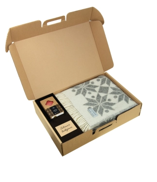 Dāvanas Ziemassvētkos pleds un svece