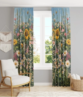 Dienas aizkari ar ziediem interjerā