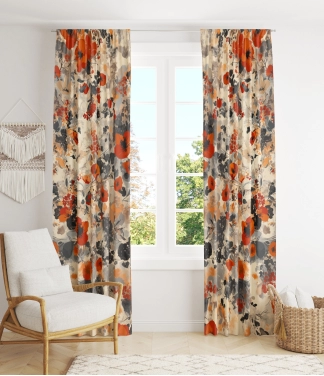 Ziedaini dienas aizkari interjerā