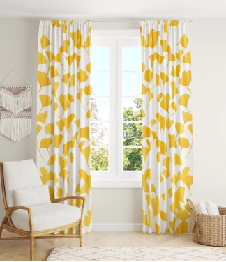 Dienas aizkari dzeltenīgā tonī interjerā