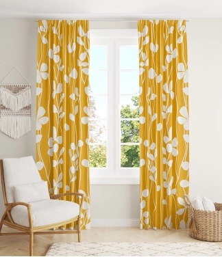 Dienas aizkari dzelteni interjerā