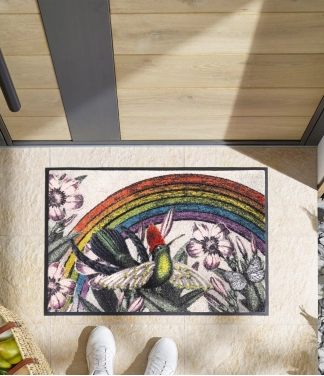 spalvingas kilimėlis prie durų namuose