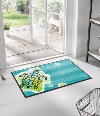 stilingas mėlynų atspalvių kilimėlis prie durų namuose
