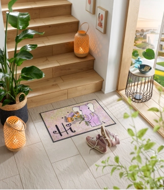 durų kilimėlis prie durų su drambliuku ir gėlėmis