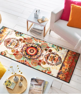 raštuotas kiliminis takas namuose