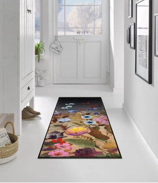 tamsus kiliminis takas su gelemis kolidoriuje