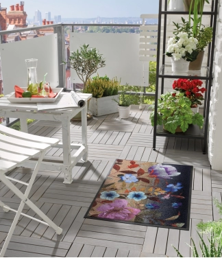 spalvotas durų kilimėlis terasoje