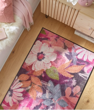 gėlėtas kiliminis takas namuose