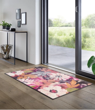 gelėtas durų kilimėlis prie durų