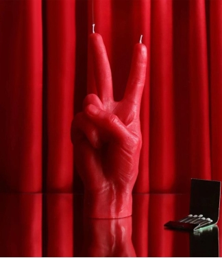 Ar rokām darināta svece Peace Red