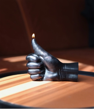 Ar rokām darināta svece Thumbs Up Black