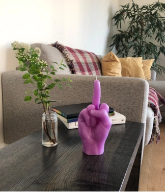 Ar rokām darināta svece F*ck You Purple