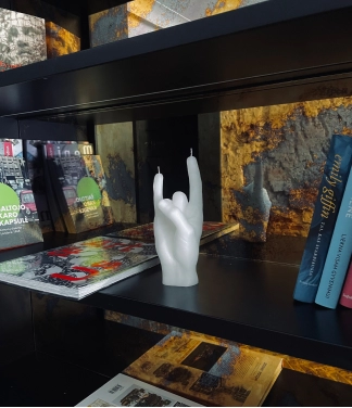 Ar rokām darināta svece You Rock White