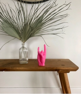 Ar rokām darināta svece You Rock Pink