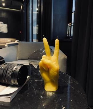 Ar rokām darināta svece Peace Yellow