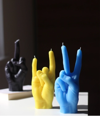 Ar rokām darināta svece Peace Blue