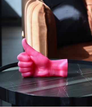 Ar rokām darināta svece Thumbs Up Pink