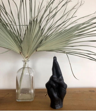 Ar rokām darināta svece Crossed Fingers Black