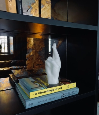 Ar rokām darināta svece Crossed Fingers White