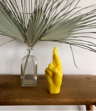 Ar rokām darināta svece Sakrustotiem pirkstiem Dzeltena