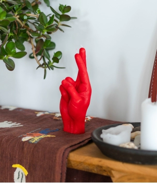 Ar rokām darināta svece Crossed Fingers Red