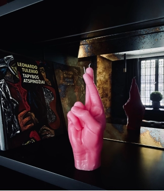 Ar rokām darināta svece Crossed Fingers Pink