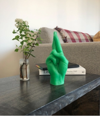 Ar rokām darināta svece Crossed Fingers Green
