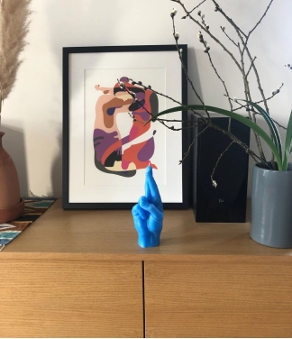 Ar rokām darināta svece Crossed Fingers Blue