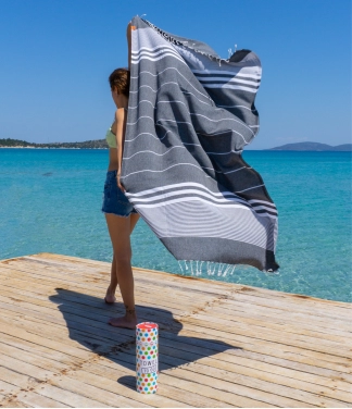 stilingas juodos spalvos paplūdimio rankšluostis ant moters