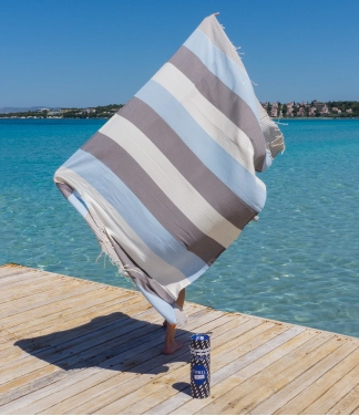 stilingas paplūdimio pledas ir dovanų dėžutė