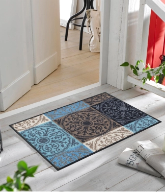 stilingas rastuotas kilimelis prie duru namams