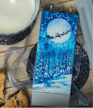 dekoruota kalėdinė žvakė tamsiai mėlyna