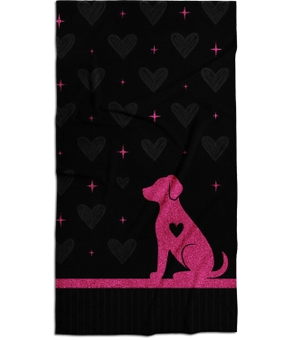 juodas paplūdimio rankšluostis ir rožinis šuniukas