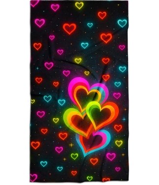 juodas paplūdimio rankšluostis su širdelėmis