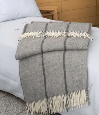 vilnonis užtiesalas ant lovos pilkas