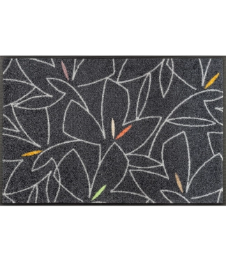 pilkas durų kilimėlis su linijomis