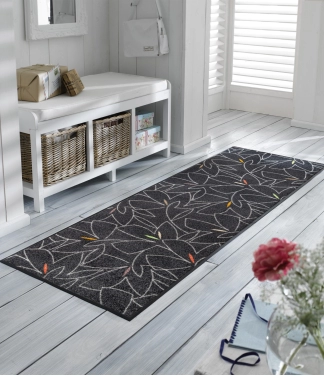 pilkas kiliminis takas plaunamas