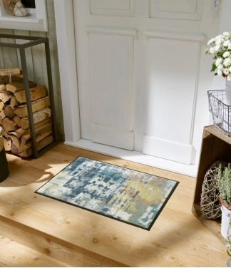 žalsvas durų kilimėlis prie namų durų