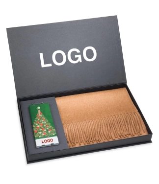 Verslo dovanų idėjos įmonėms – alpakos šalikas ir žvakė rinkinyje