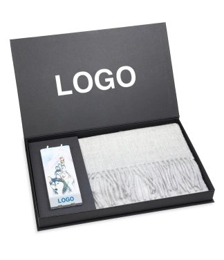 Verslo dovanų komplektas – alpakos šalikas, žvakė ir juoda dėžutė