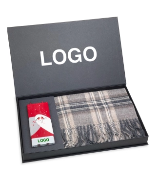 Kalėdinės dovanos verslui: alpakos vilnos šalikas ir žvakė